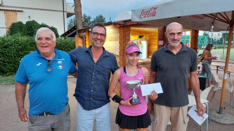 La premiazione di Emanuela D'Alba al Russi Sporting Club