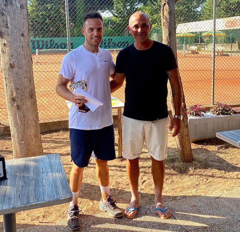 Fabrizio Foronci, vincitore del torneo al Ten Pinarella, premiato da Christian Rosti