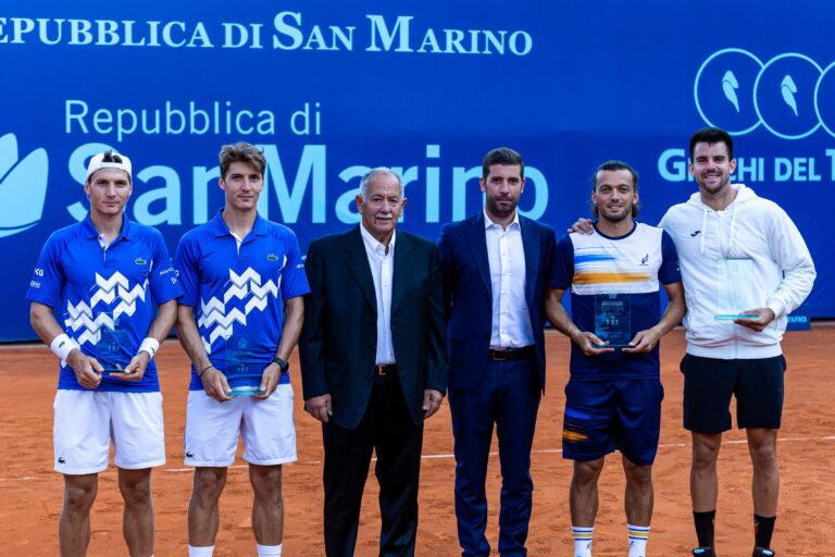 I dirigenti federali Sergio Pasolini ed Elia Santi premiano le coppie finaliste del doppio