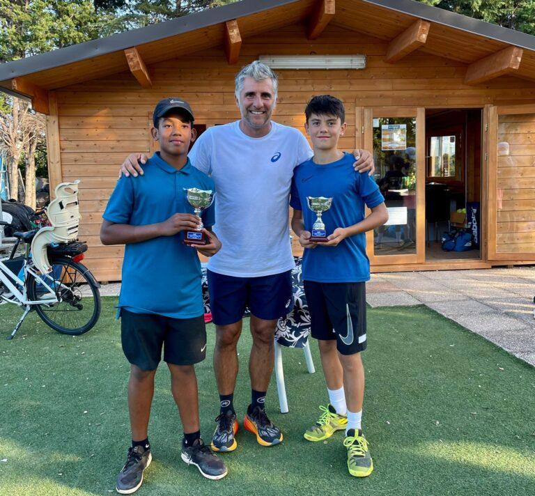 Giorgio Galimberti premia Michele Tonti e Tommaso Zanzini (under 12)