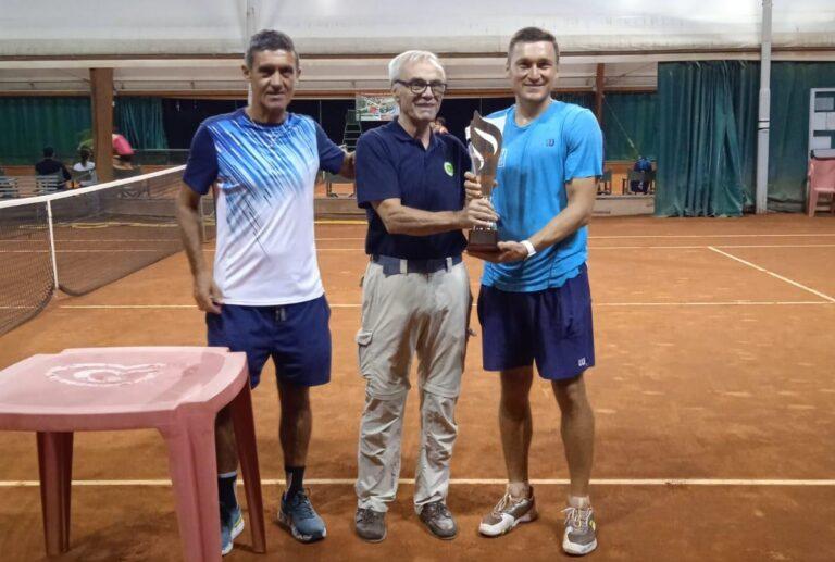 Il presidente Menenti ed il maestro Capponcelli premiano Fosnea