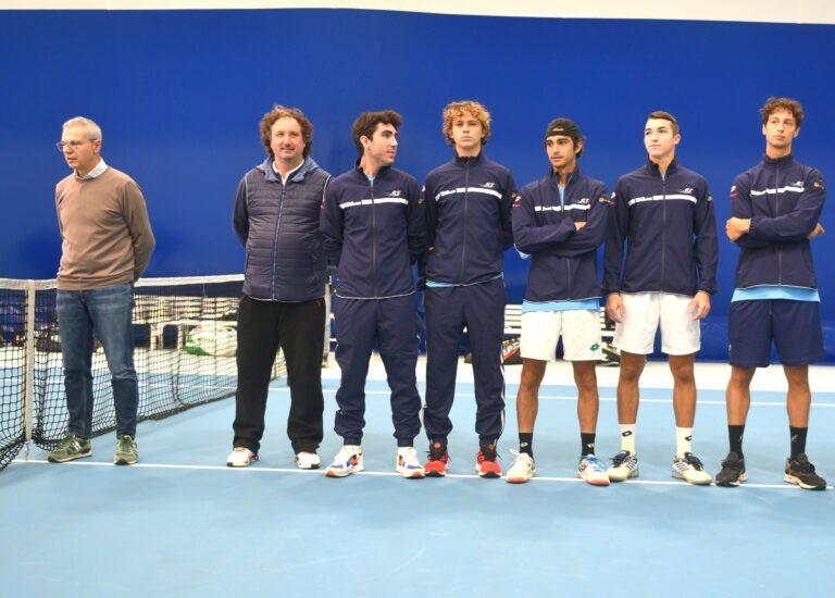 Alcuni dei componenti della squadra di A2 del Ct Massa Lombarda con il presidente Fulvio Campomori e il capitano Michele Montalbini