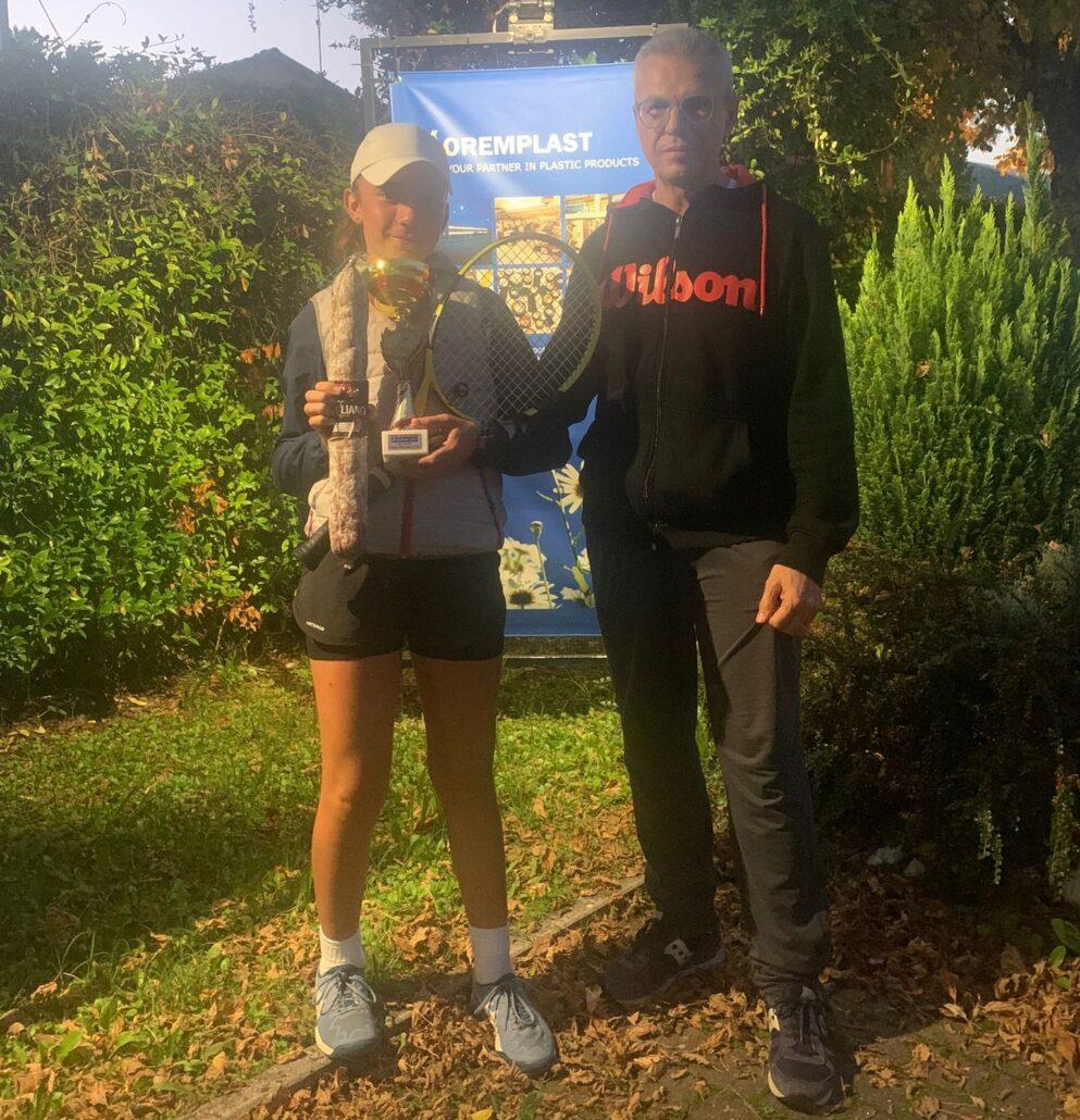 Fulvio Campomori, presidente del Ct Massa Lombarda, premia Anna Trevisan