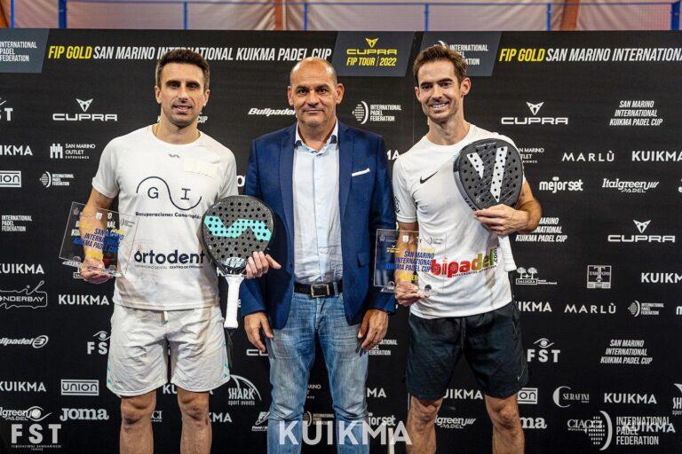 Christian Forcellini, presidente Federtennis, premia Victor Ruiz e Gonzalo Rubio, vincitori della San Marino International Kuikma Padel Cup