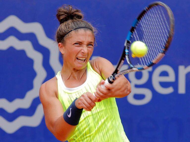 Sara Errani colpisce di rovescio