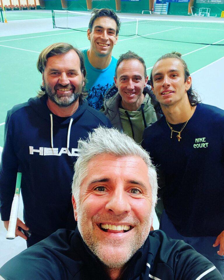Enrico Dalla Valle e coach Giorgio Galimberti durante l'allenamento con Lorenzo Musetti a Tirrenia