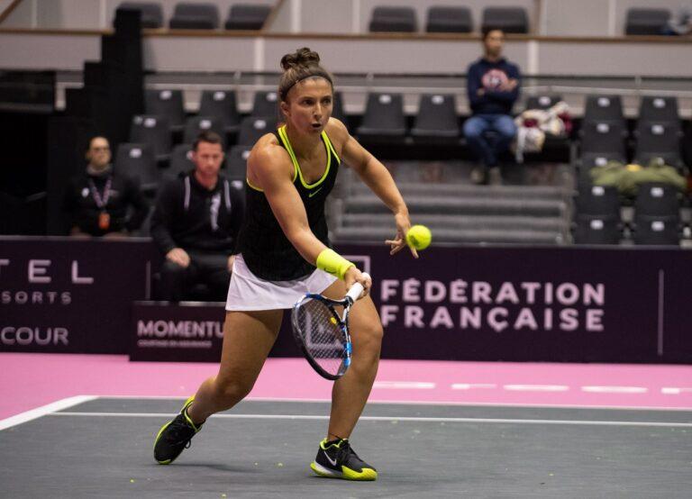 Sara Errani tenta una smorzata col diritto