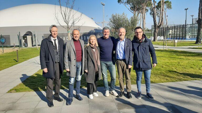 Giorgio Galimberti (al centro) con gli amministratori comunali di Cattolica, il presidente FIT Emilia Romagna e il senatore Marco Croatti