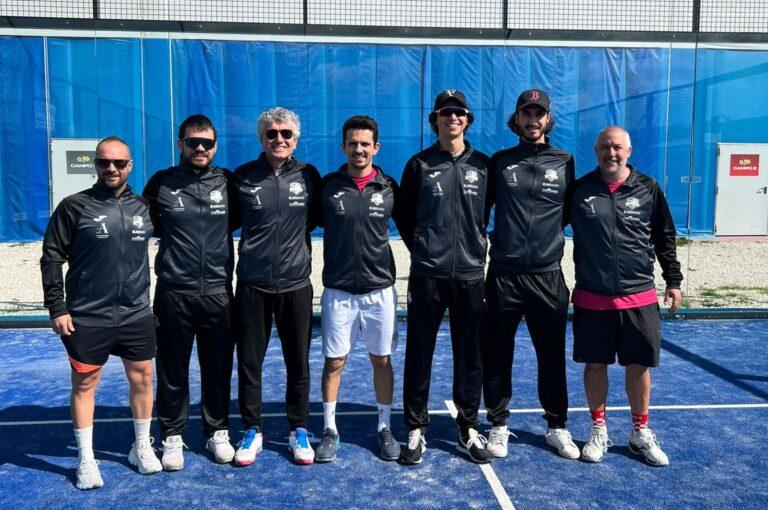 La squadra di serie B maschile del Padel Club Riccione con il coach Antonio Mami