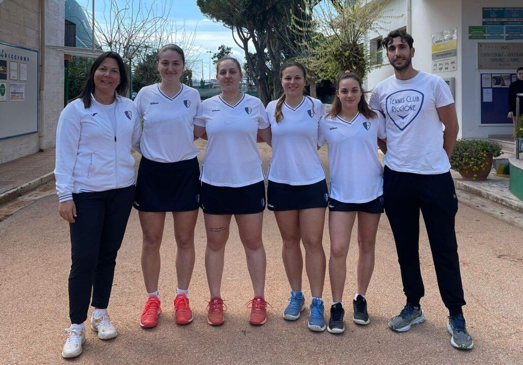 La squadra di serie C femminile del Tennis Club Riccione con i tecnici Federica Cerri e Toni Lo Paro