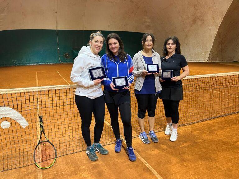 La premiazione del doppio femminile al Tc Faenza
