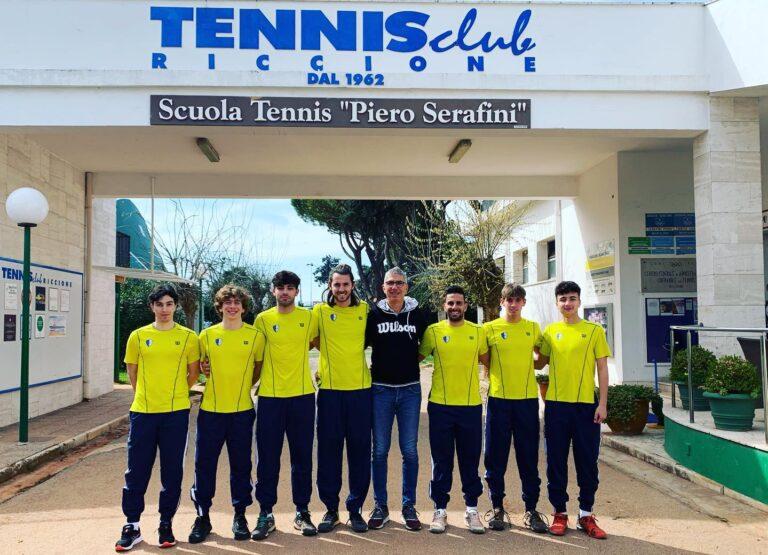 La squadra di serie C maschile del Tennis Club Riccione con il presidente Moreno Pecci