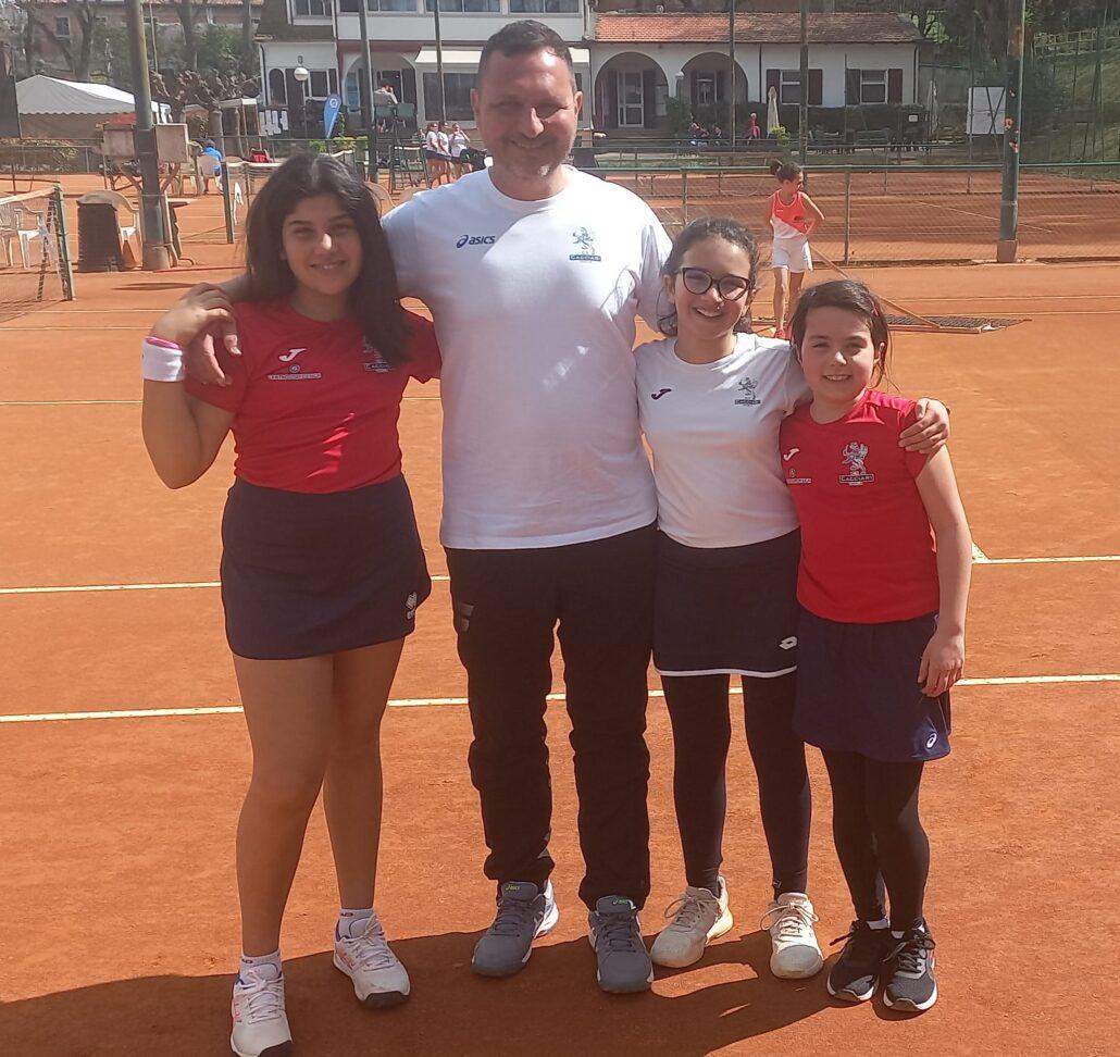 La squadra under 12 femminile del Cacciari Imola con il maestro Riccardo Zardi