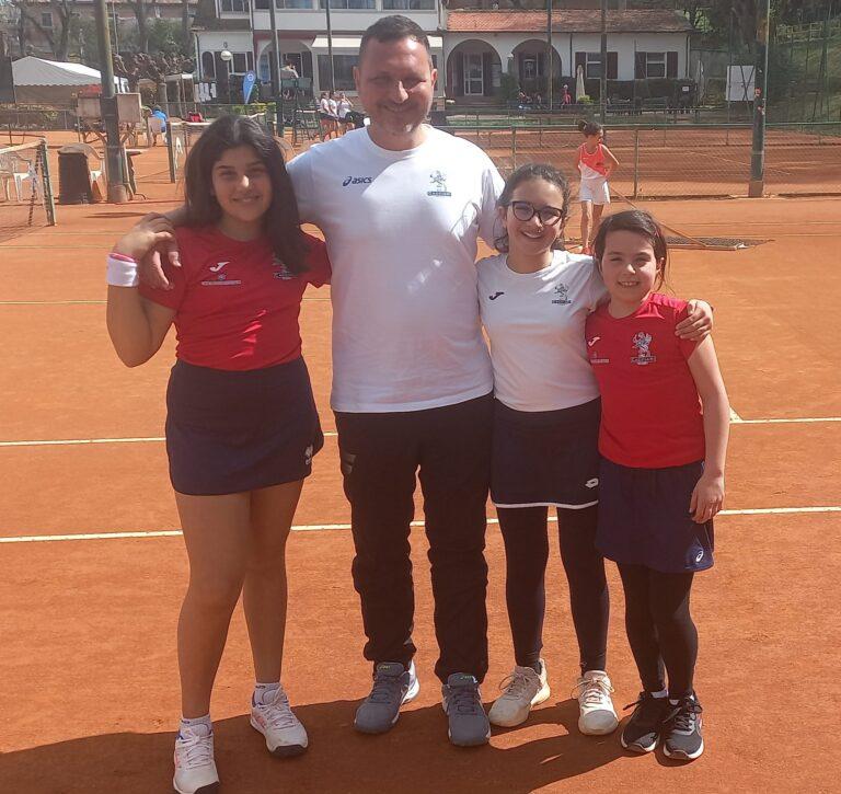 La squadra under 12 femminile del Cacciari Imola con il maestro Riccardo Zardi