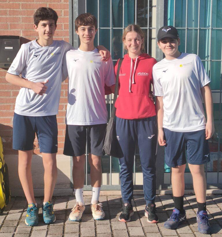 La squadra under 16 del Tennis Club Cicconetti Rimini con la maestra Veronica Tosi