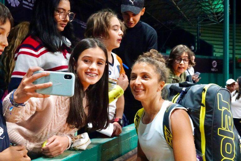 Sara Errani con alcuni giovani tifosi messicani