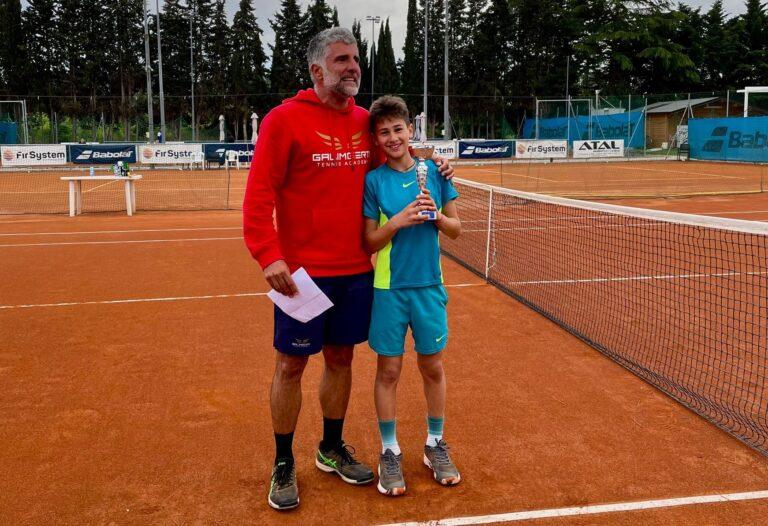 Leonardo Romano (vincitore under 12) premiato da Giorgio Galimberti