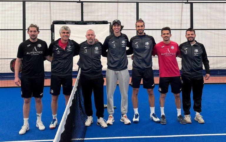 La squadra di serie B maschile del Padel Club Riccione con il maestro Antonio Mami