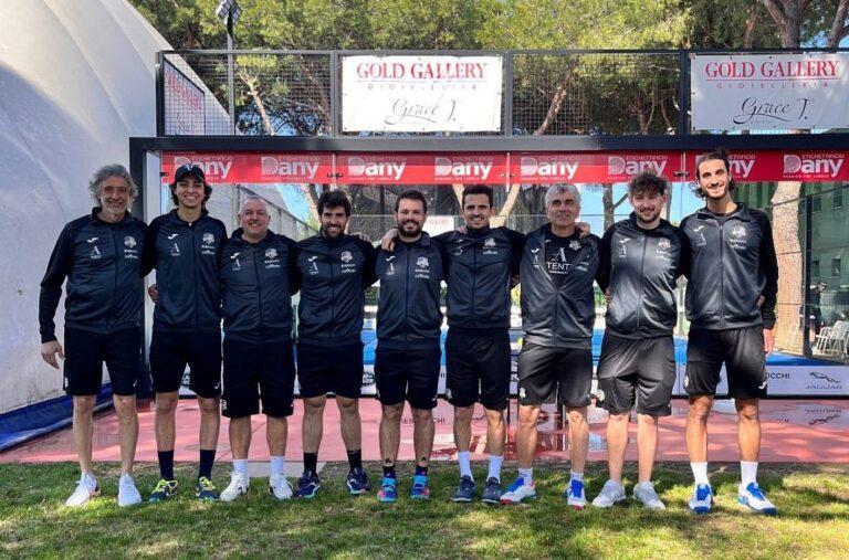 squadra serie B maschile Padel Club Riccione con il tecnico Antonio Mami