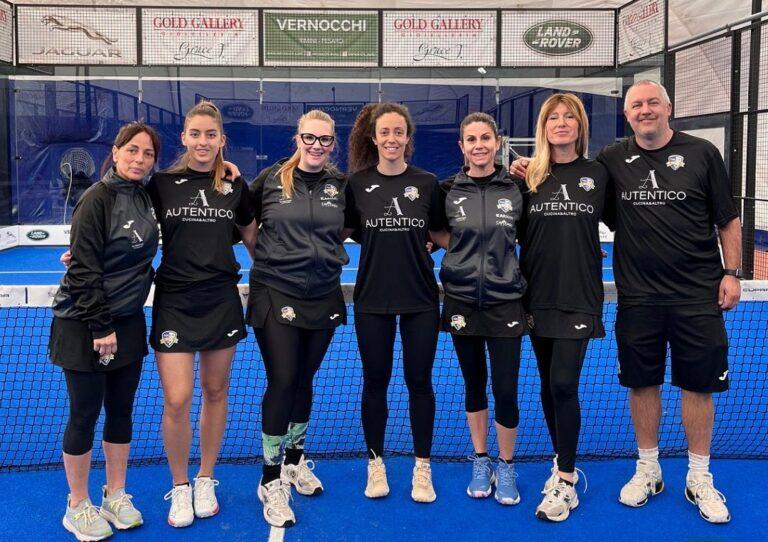 squadra serie C femminile Padel Club Riccione con il tecnico Antonio Mami