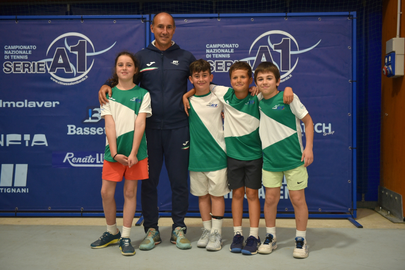 La squadra under 10 mista del Circolo Tennis Massa Lombarda con il maestro Ronnj Capra