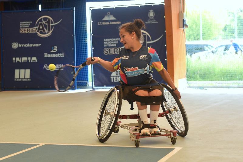 Una fase dello Junior Wheelchair Tennis Trophy FITP Kinder Joy of Moving alla Oremplast Tennis Arena di Massa Lombarda