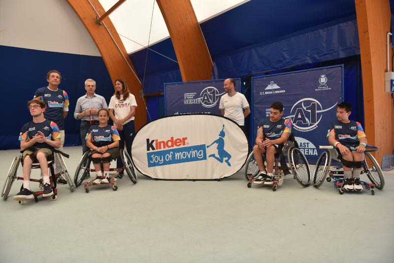 Fulvio Campomori, presidente del Circolo Tennis Massa Lombarda, con accanto il sindaco Daniele Bassi e Rita Grande durante la premiazione dello Junior Wheelchair Tennis Trophy FITP Kinder Joy of Moving