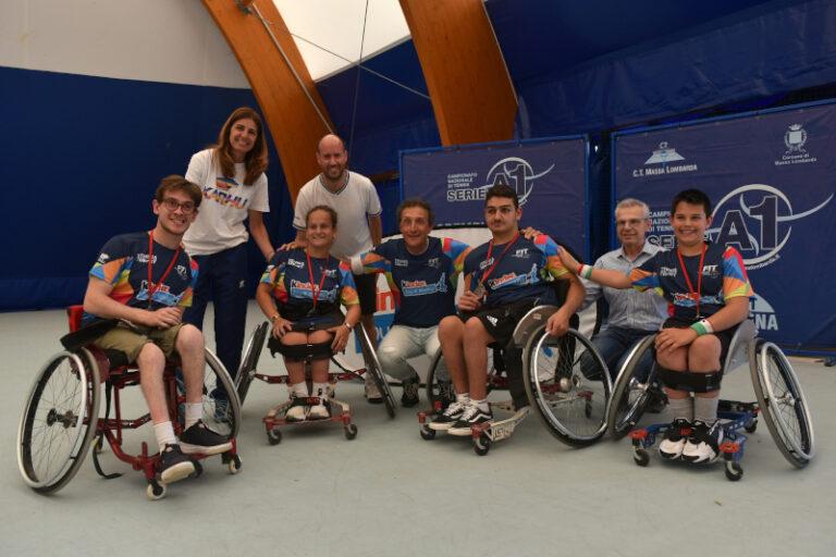 I partecipanti allo Junior Wheelchair Tennis Trophy FITP Kinder Joy of Moving con il sindaco di Massa Lombarda, i dirigenti del circolo e Rita Grande, organizzatrice del circuito