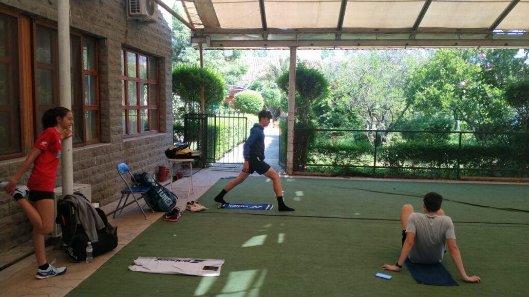 Federico Strocchi con Anna Pierini e Alessio Marcantognini in una fase di stretching a Tirana