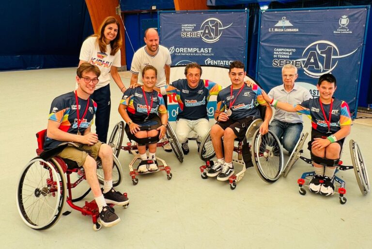 I partecipanti allo Junior Wheelchair Tennis Trophy FITP Kinder Joy of Moving: con il sindaco di Massa Lombarda, Daniele Bassi, gli organizzatori locali (il maestro Matteo Versari e il presidente Fulvio Campomori) e Rita Grande, ideatrice del circuito