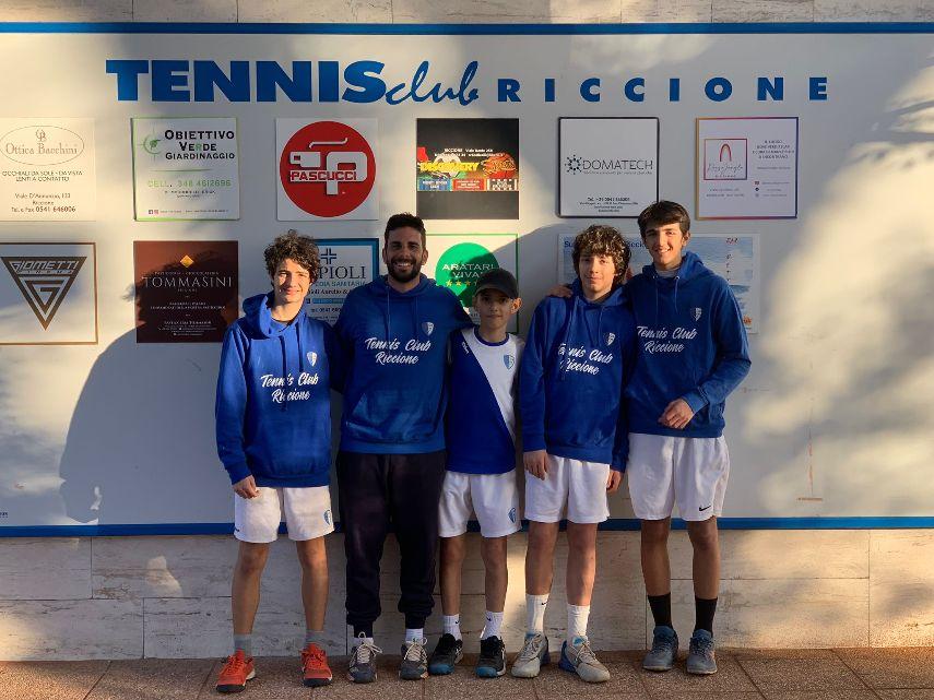 squadra Under 14 maschile del Tennis Club Riccione con il maestro Giacomo Polidori