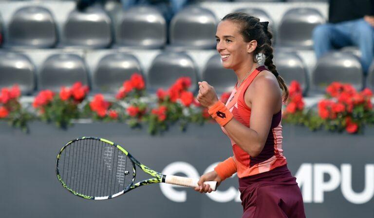 Lucia Bronzetti stringe il pugno in segno di soddisfazione