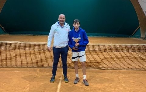 Simone Lusini premia Luca Butti al termine della finale