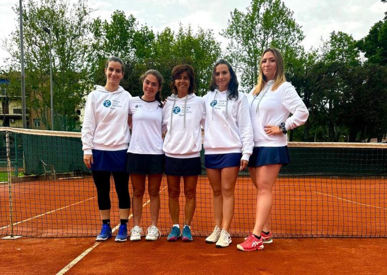La squadra di Serie B2 femminile del Tennis Club Faenza