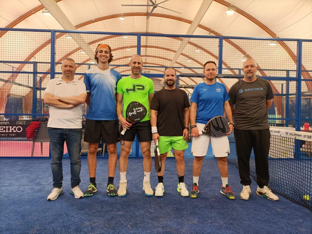 Edoardo Berardi, William Forcellini, Davide Bertuccini e Jarno Giardi con Stefano Pazzini, responsabile settore padel della Federtennis Sammarinese, e il tecnico Antonio Mami