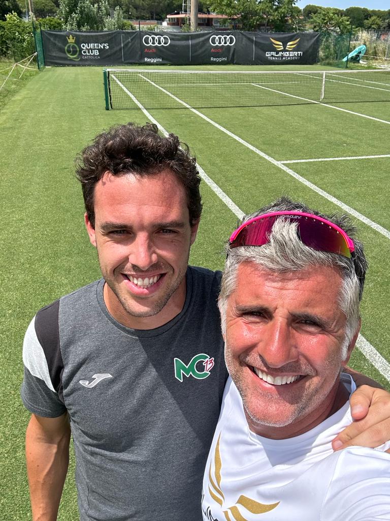 Marco Cecchinato e Giorgio Galimberti sul campo in erba del Queen's Club di Cattolica