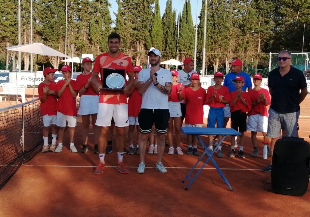 Giovanni Nocita (Omag) premia Enrico Dalla Valle