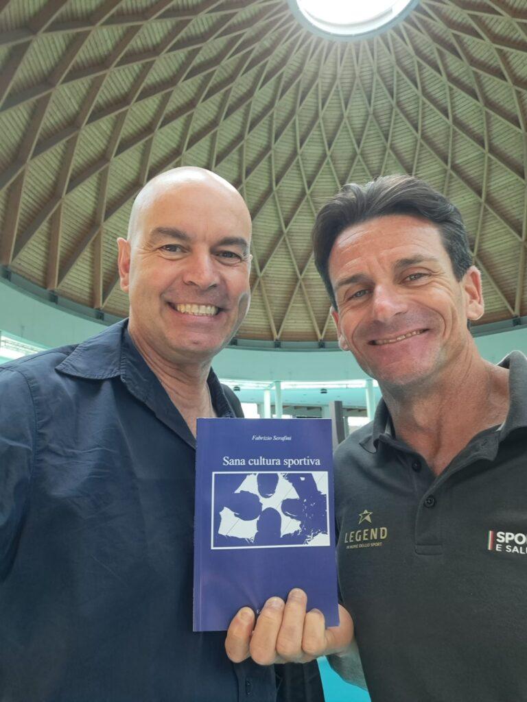 Fabrizio Serafini consegna il suo libro "Sana Cultura Sportiva" a Giuseppe Gibilisco
