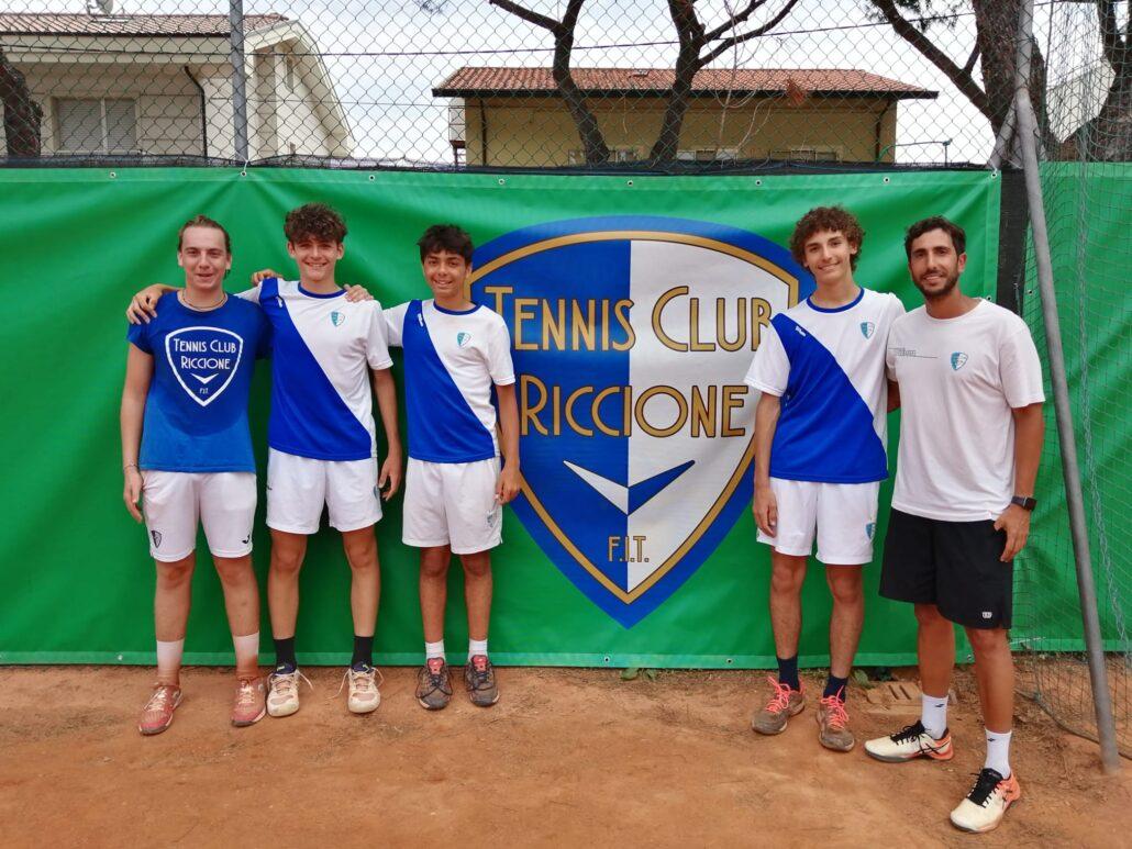 La squadra di D2 maschile del Tennis Club Riccione con il maestro Toni Lo Paro