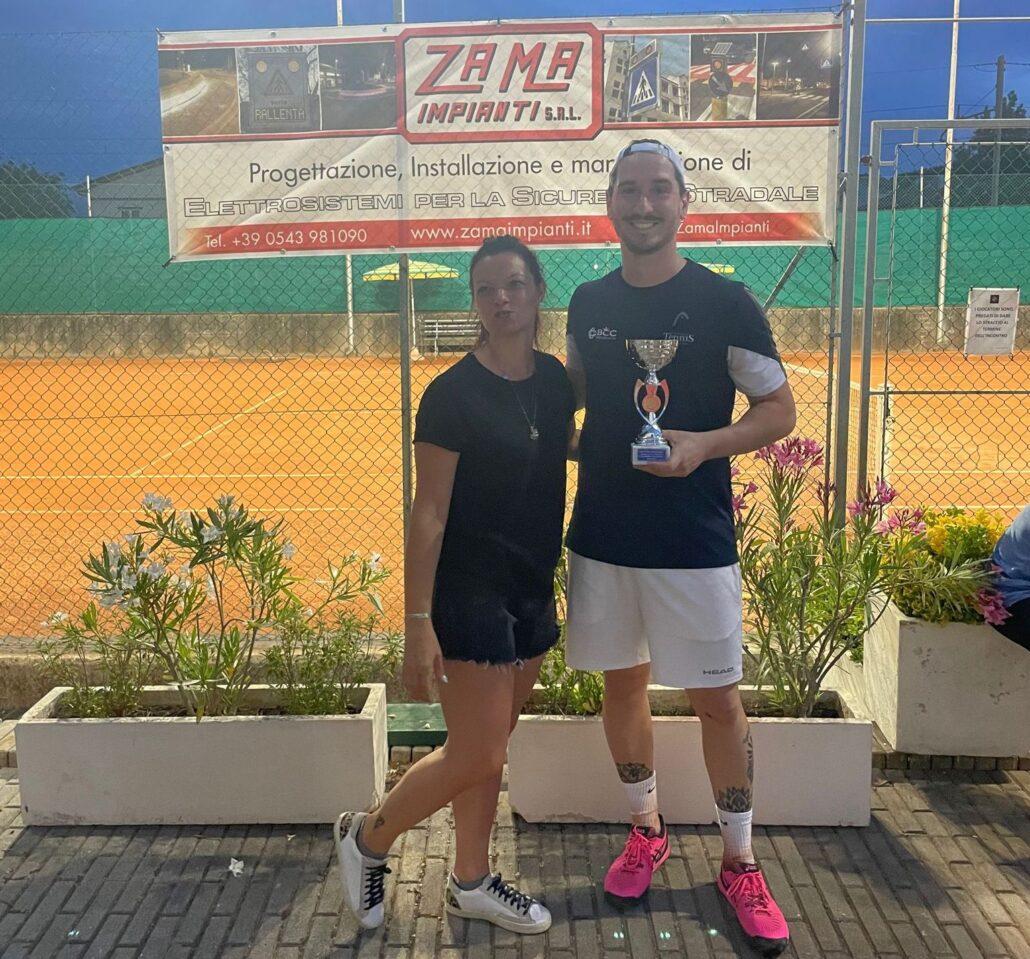 Gian Marco Ricci premiato da Chiara Magnani al Centro Paradiso di Cesenatico