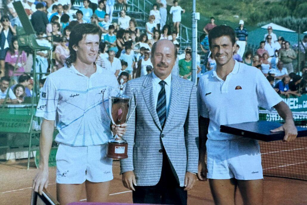 Paolo Canè e Francesco Cancellotti premiati da Alberto Belluzzi, all'epoca presidente della Federtennis sammarinese