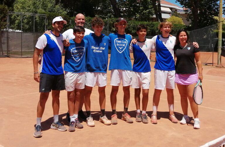 La squadra maschile del Tennis Club Riccione promossa in D1 con i tecnici Toni Lo Paro, Fabrizio Serafini e Federica Cerri