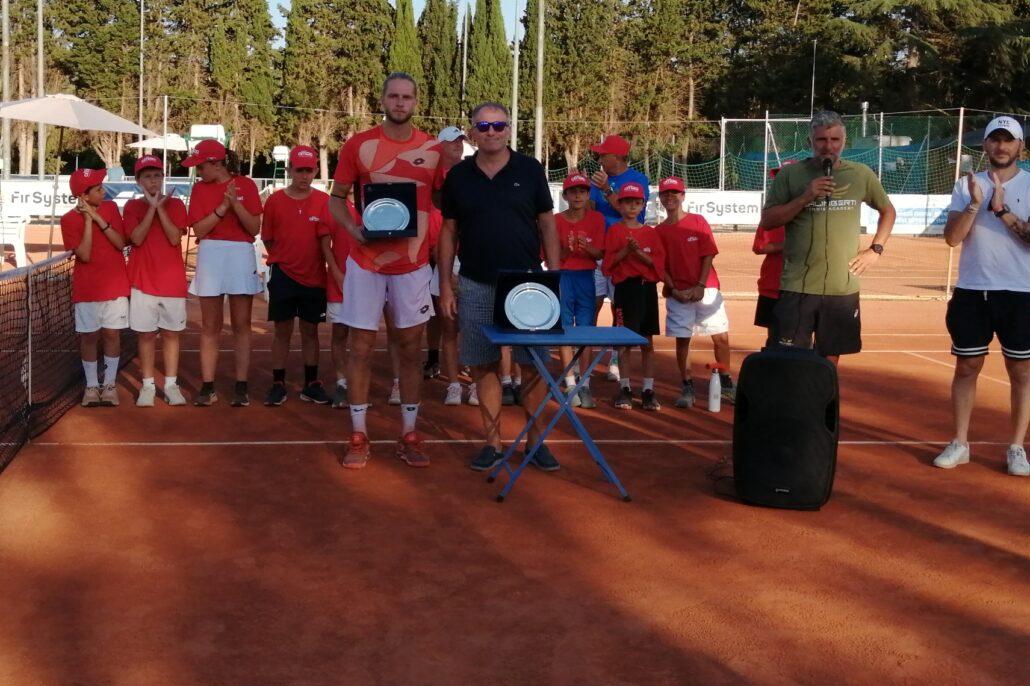 Michele Bertuccioli premia Samuel Vincent Ruggeri