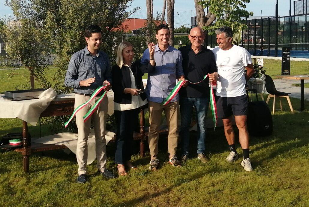 Il sindaco di Cattolica, Franca Foronchi, taglia il nastro per inaugurare Fisioclinics, con Andrea Agostini, Piero Benelli e Giorgio Galimberti