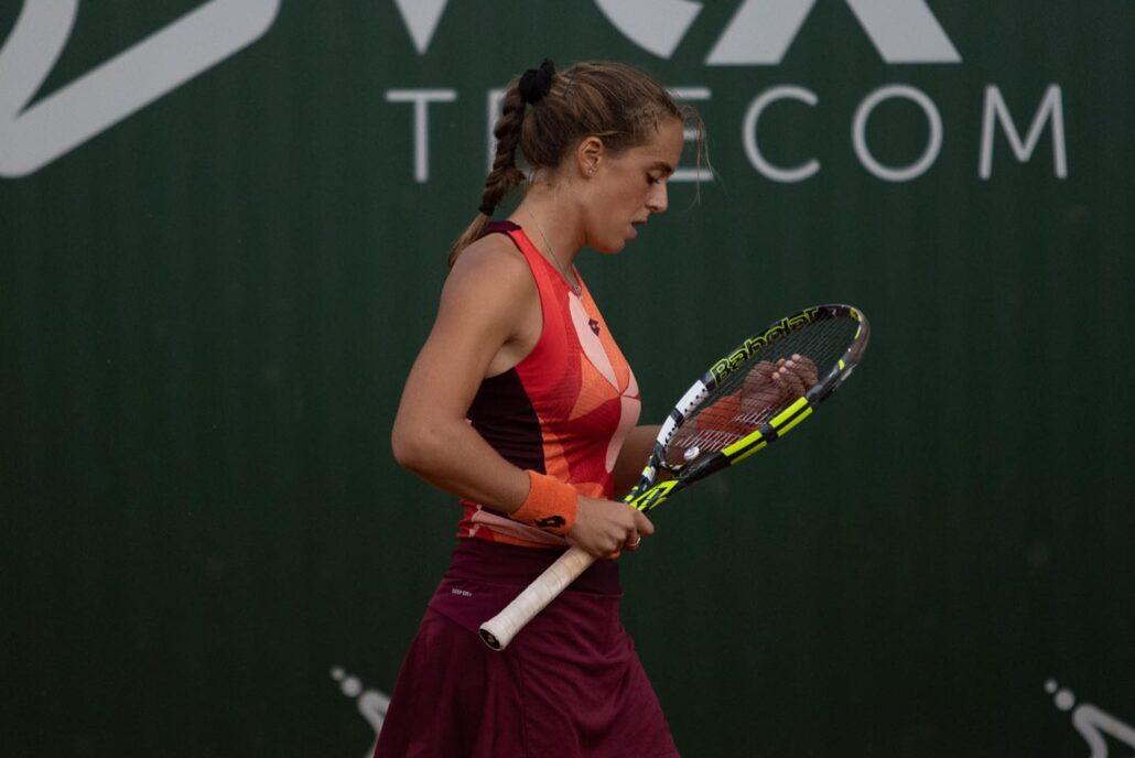 Lucia Bronzetti pensierosa