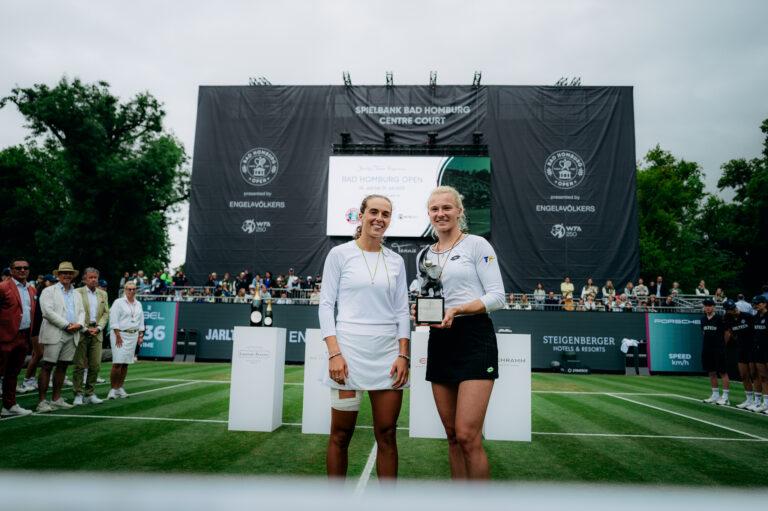 Lucia Bronzetti e Katerina Siniakova premiate dopo la finale a Bad Homburg