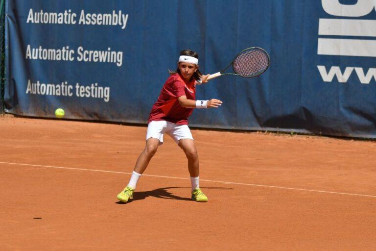 Diego Tarlazzi colpisce di dritto