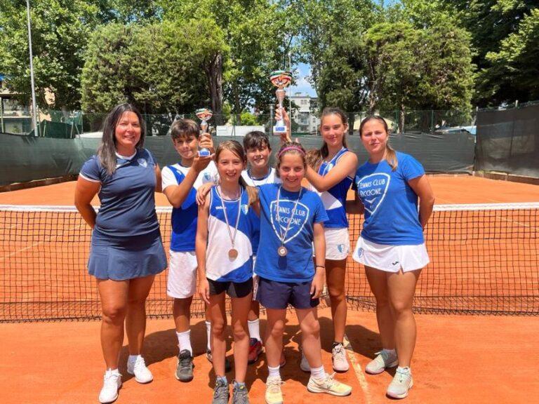 Le squadre Under 12 maschile e femminile del Tennis Club Riccione con le maestre Federica Cerri e Giorgia Di Muzio