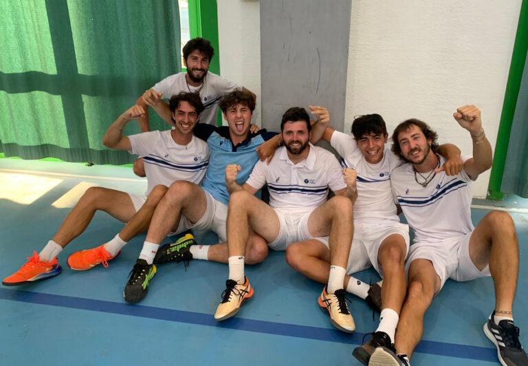 La squadra del Tennis Club Faenza festeggia la promozione in serie B2 maschile