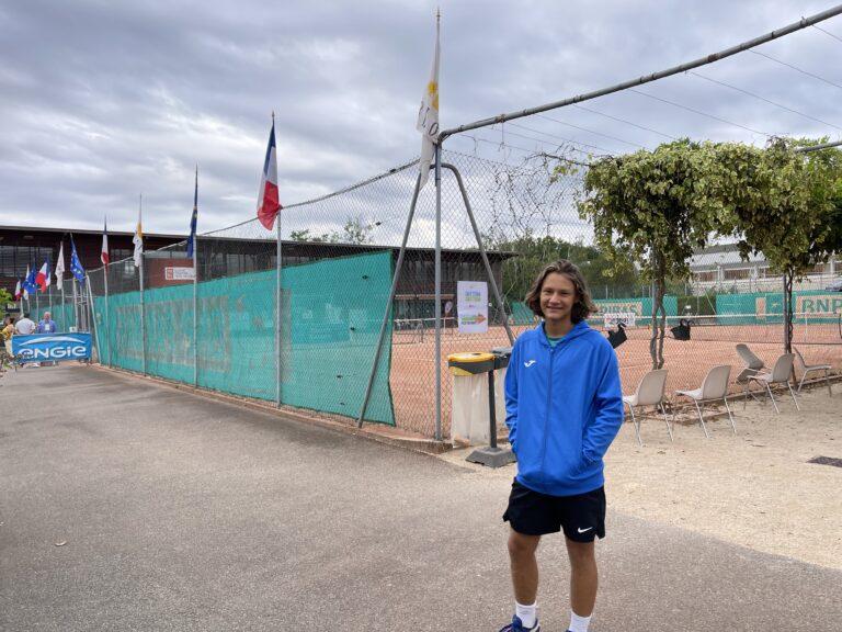 Alessandro Cortesi accanto ad uno dei campi di Blois